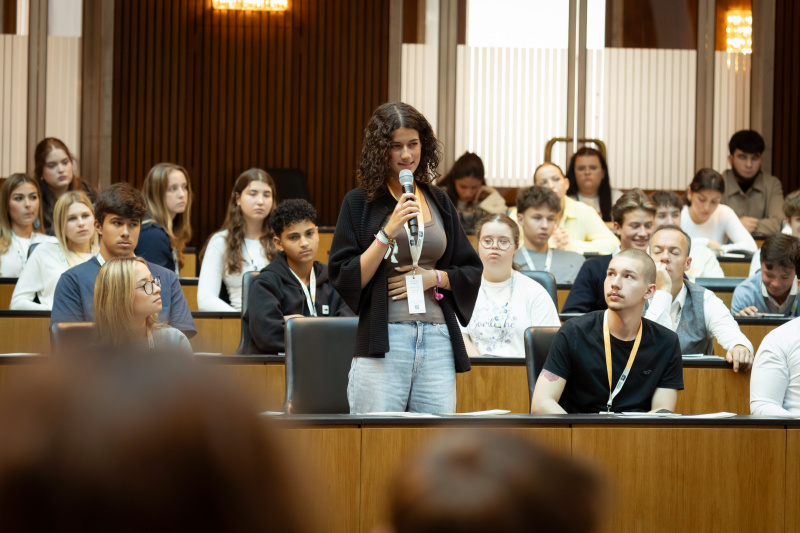 Frage einer Schülerin an Bundeskanzler a. D. Wolfgang Schüssel und  Botschafter a. D. Dietmar Schweisgut