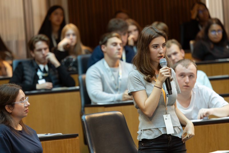 Frage einer Schülerin an Bundeskanzler a. D. Wolfgang Schüssel und  Botschafter a. D. Dietmar Schweisgut