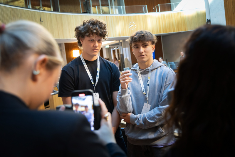 Schülerinnen und Schüler vor der Veranstaltung mit Social Media Team