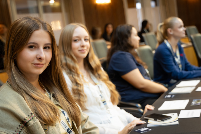 Schülerinnen und Schüler vor der Veranstaltung