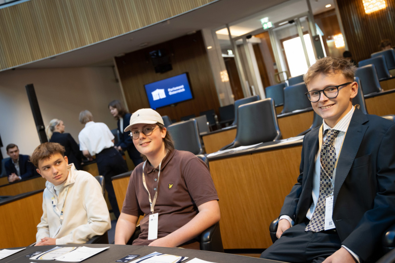 Schülerinnen und Schüler vor der Veranstaltung