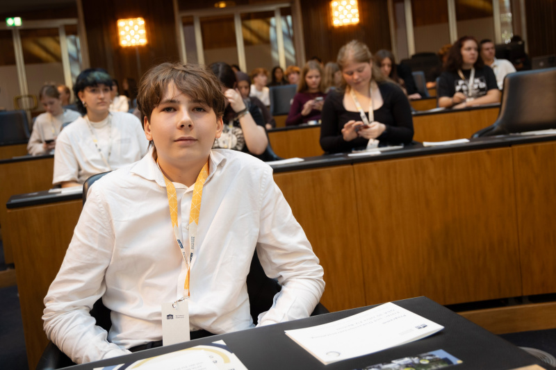 Schülerinnen und Schüler vor der Veranstaltung