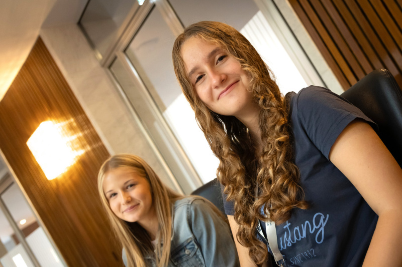 Schülerinnen und Schüler vor der Veranstaltung