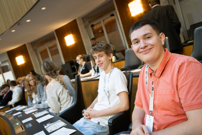 Schülerinnen und Schüler vor der Veranstaltung