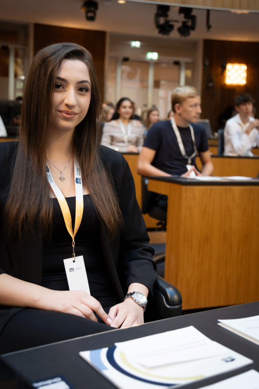 Schülerinnen und Schüler vor der Veranstaltung