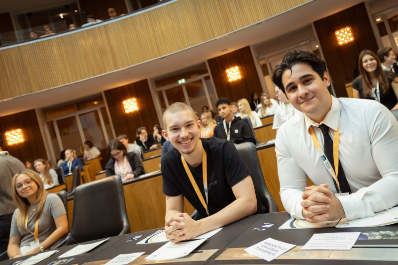 Schülerinnen und Schüler vor der Veranstaltung
