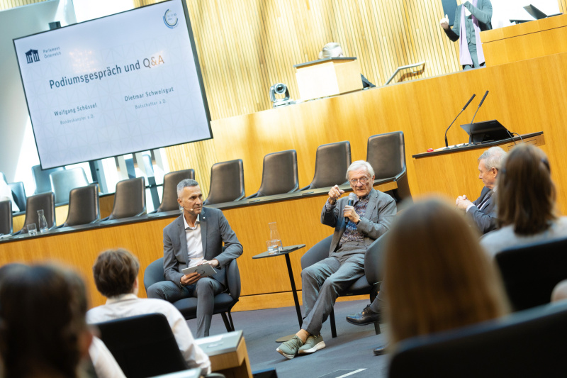 Beantwortung der Fragen. Von links: Parlamentssprecher Karl-Heinz Grundböck, Bundeskanzler a. D. Wolfgang Schüssel, Botschafter a. D. Dietmar Schweisgut