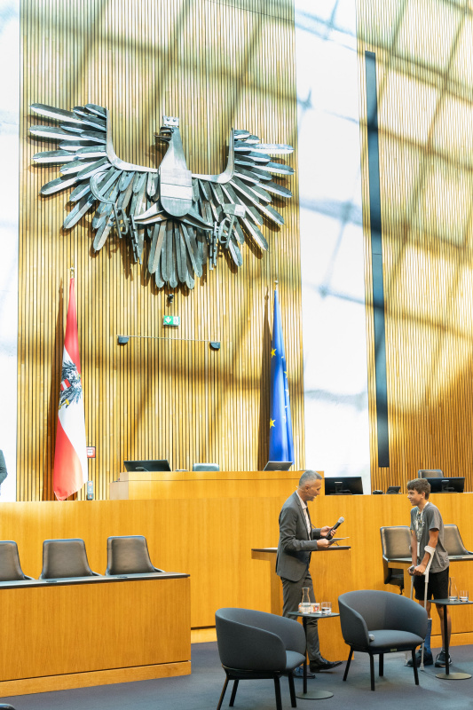 Siegerehrung. Von links: Parlamentssprecher Karl-Heinz Grundböck, Sieger des Quiz