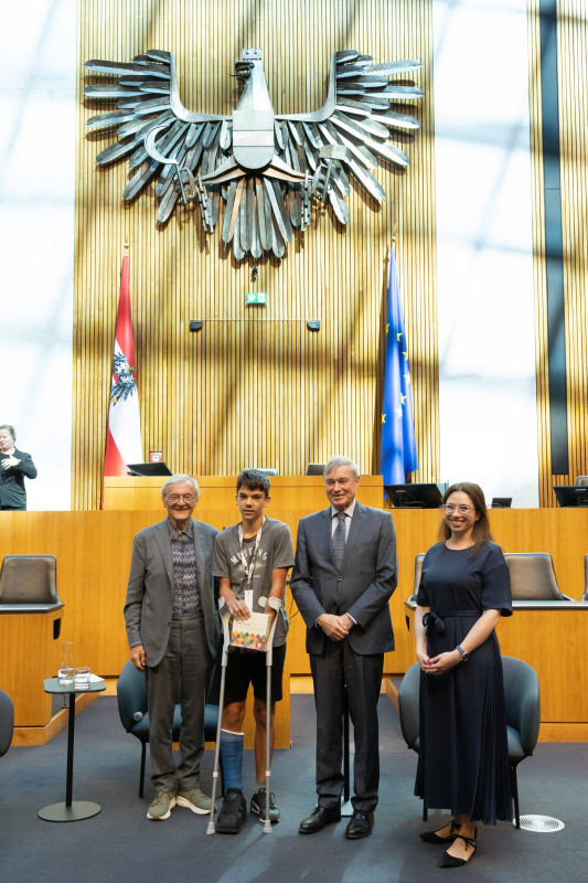 Siegerfoto. Von links: Bundeskanzler a. D. Wolfgang Schüssel, Sieger des Quiz, Botschafter a. D. Dietmar Schweisgut, Parlamentsbedienstete Sandra Kusmierczyk - Abteilung EU-Angelegenheiten