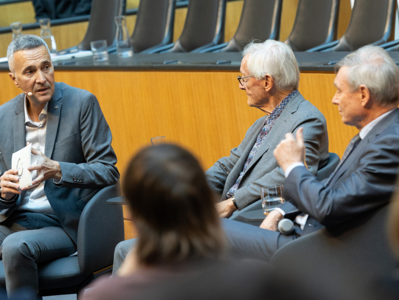 Podiumsgespräch. Von links: Parlamentssprecher Karl-Heinz Grundböck, Bundeskanzler a.D. Wolfgang Schüssel, Botschafter a. D. Dietmar Schweisgut