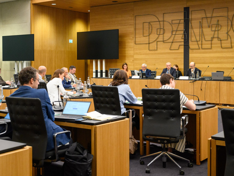 Blick Richtung Expertinnen und Experten. Experte Michael Geistlinger am Wort   