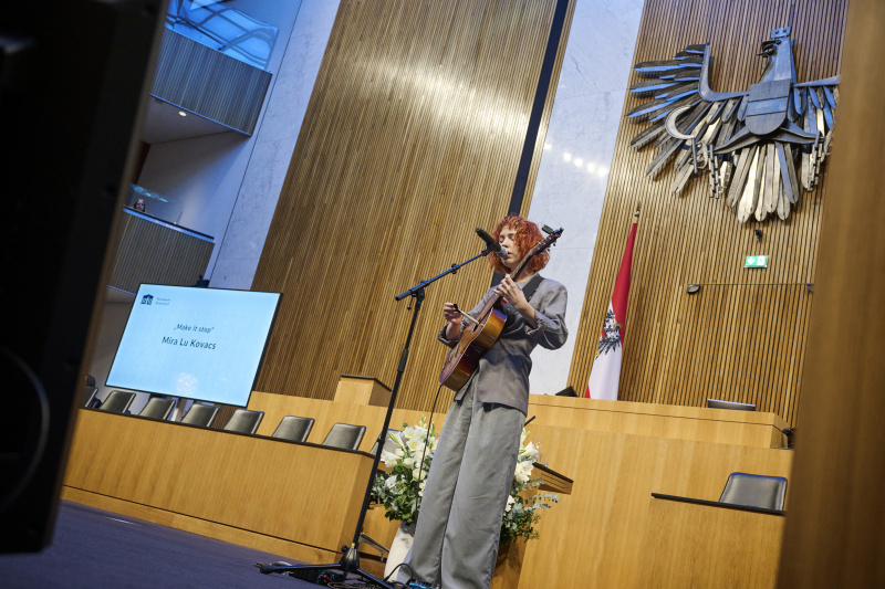 Musikalische Darbietung. Musikerin Mira Lu Kovacs