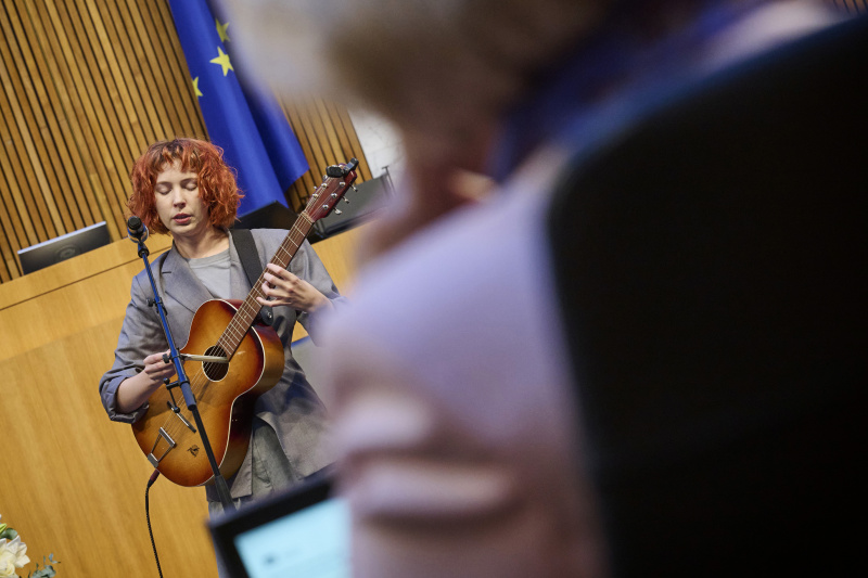 Musikalische Darbietung. Musikerin Mira Lu Kovacs