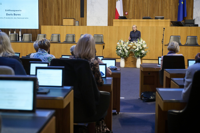 Eröffnungsworte. Dritte Nationalratspräsidentin Doris Bures (SPÖ)