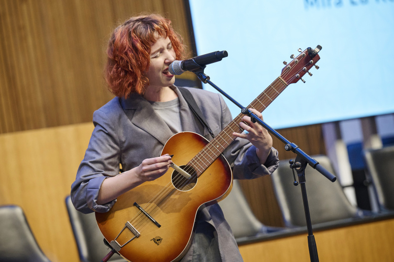 Musikalische Darbietung. Musikerin Mira Lu Kovacs