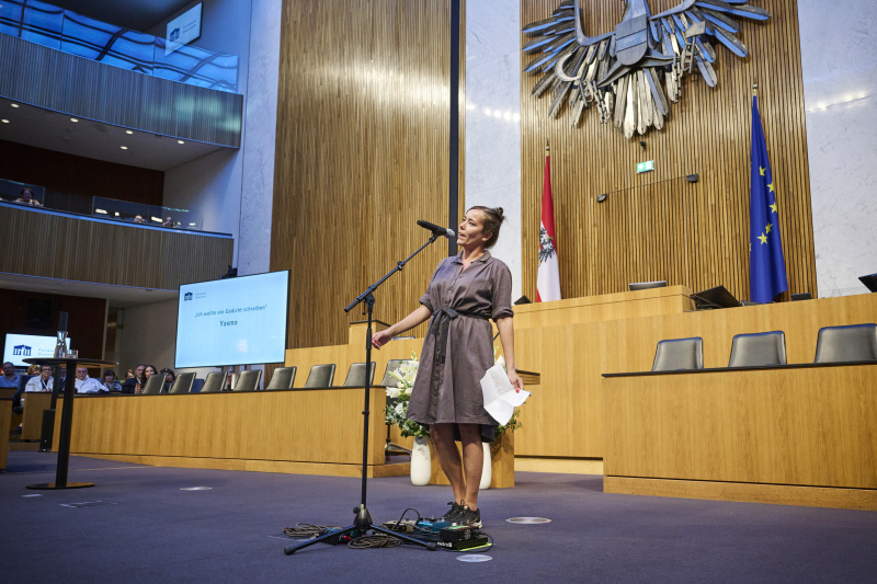 Poetryslam. Rapperin & Slampoetin Yasmo