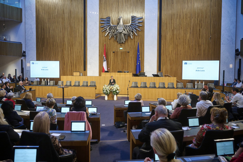Lesung. Kabarettistin und Schauspielerin Aida Loos