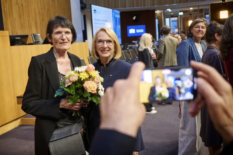 Von links: Künstlerin Renate Bertlmann und Dritte Nationalratspräsidentin Doris Bures (SPÖ)