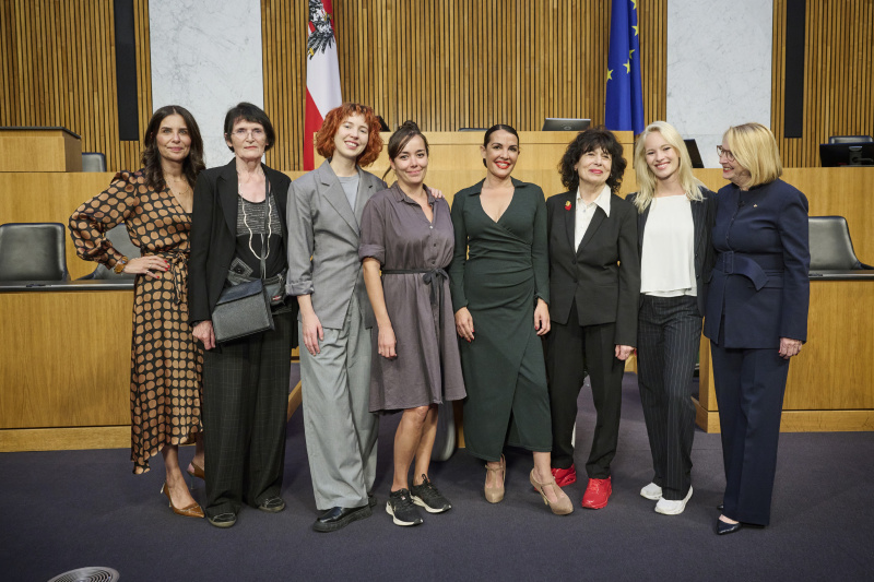 Gruppenfoto. Von links: Sonja Kato, Renate Bertlmann, Mira Lu Kovacs, Yasmo, Aida Loos, Monika Helfer, Valerie Huber, Dritte Nationalratspräsidentin Doris Bures (SPÖ)