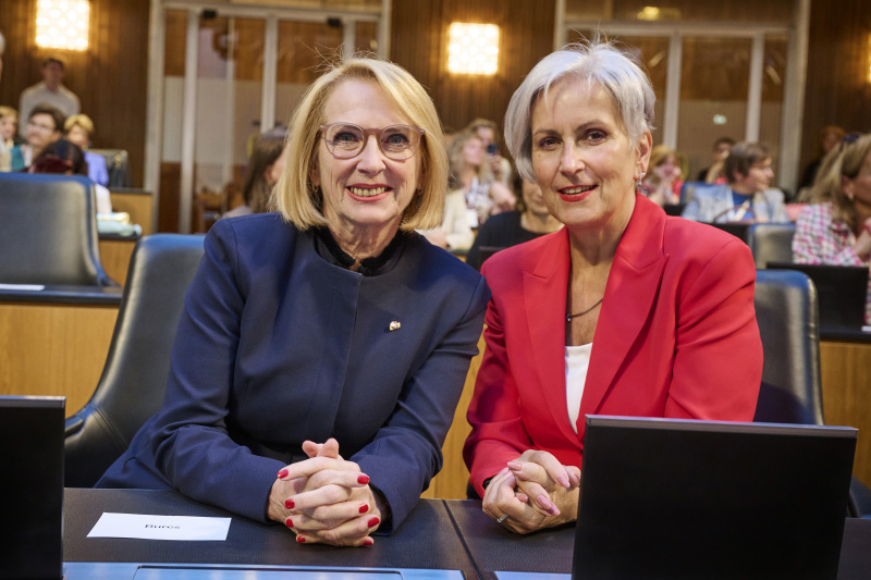 Von links: Dritte Nationalratspräsidentin Doris Bures (SPÖ), Justizministerin Anna Sporrer (SPÖ)