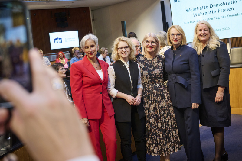 Von links:  Justizministerin Anna Sporrer (SPÖ), Frauenministerin Eva Maria Holzleitner (SPÖ), Bundesrätin Gabriele Kolar (SPÖ), Dritte Nationalratspräsidentin Doris Bures (SPÖ), Bundesrätin Claudia Arpa (SPÖ)