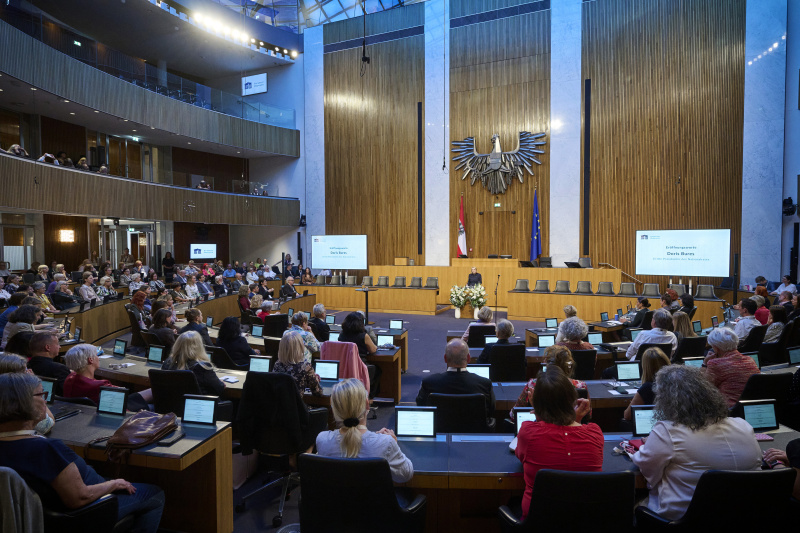 Eröffnungsworte. Dritte Nationalratspräsidentin Doris Bures (SPÖ)