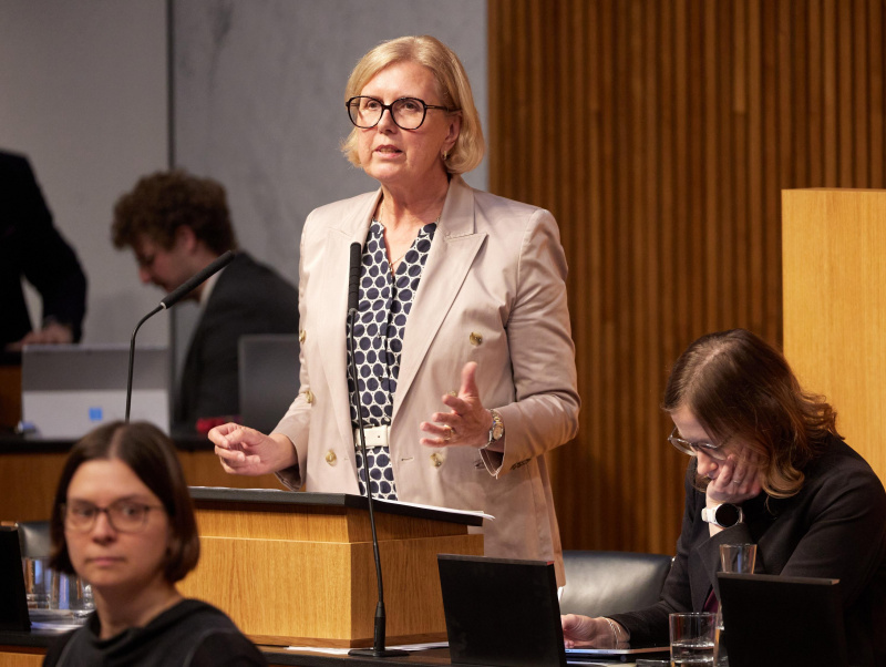 Regierungsbank. Stellungnahme Präsidentin des Rechnungshofes Margit Kraker