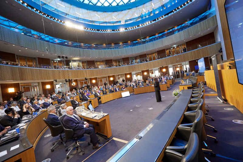 Begrüßung Moderatorin Lisa Gadenstätter. Blick Richtung Veranstaltungsteilnehmerinnen und -teilnehmer