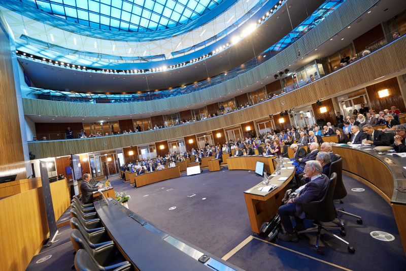 Eröffnungsworte Zweiter Nationalratspräsident Peter Haubner (ÖVP). Blick Richtung Veranstaltungsteilnehmerinnen und -teilnehmer