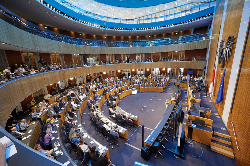 Eröffnungsworte Zweiter Nationalratspräsident Peter Haubner (ÖVP). Blick Richtung Veranstaltungsteilnehmerinnen und -teilnehmer
