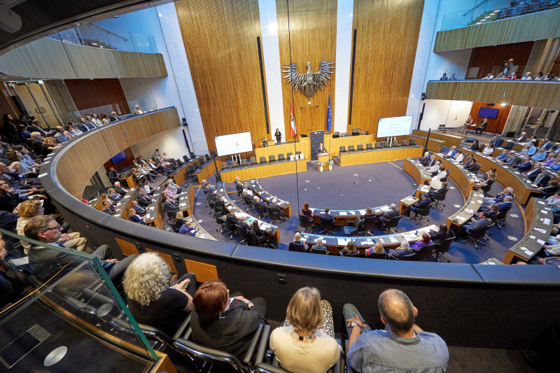 Eröffnungsworte Zweiter Nationalratspräsident Peter Haubner (ÖVP). Blick Richtung Veranstaltungsteilnehmerinnen und -teilnehmer