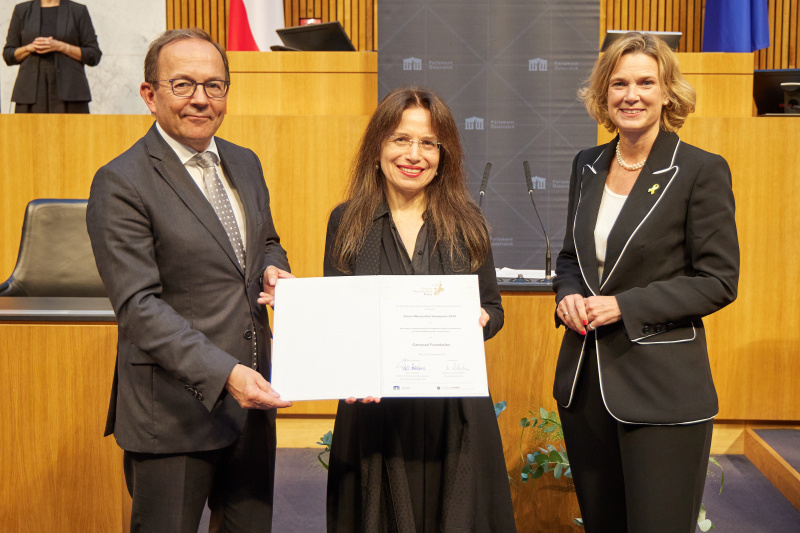 Preis in der Kategorie „Hauptpreis“ an Gamaraal Foundation. Von links: Zweiter Nationalratspräsident Peter Haubner (ÖVP), Anita Winter - Gamaraal Foundation, EU-Koordinatorin für die Bekämpfung von Antisemitismus und die Förderung jüdischen Lebens Katharina von Schnurbein