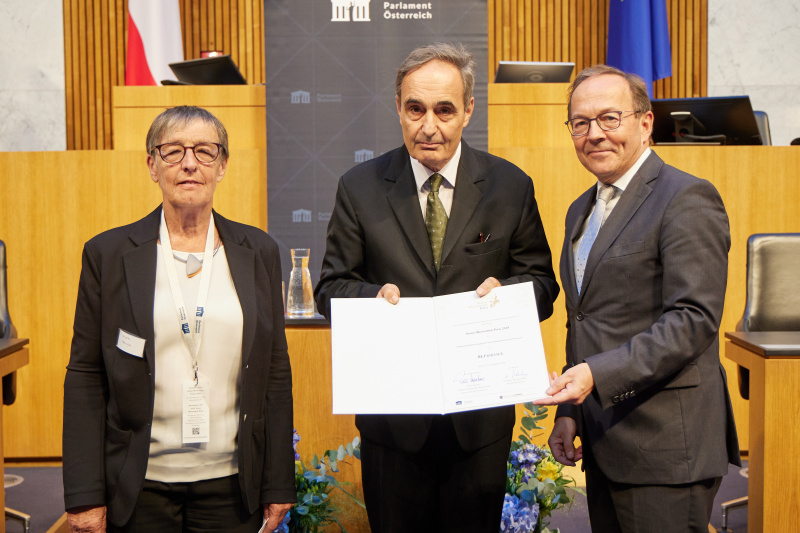 Preis in der Kategorie „Aufklärung über den Holocaust“ an RE.F.U.G.I.U.S. Von rechts: Zweiter Nationalratspräsident Peter Haubner (ÖVP), Paul Gulda - RE.F.U.G.I.U.S, Jurymitglied Dozentin für Zeitgeschichte an der Universität Wien Brigitte Bailer