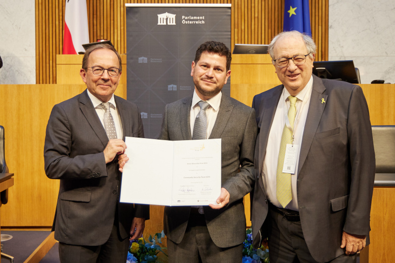 Preis in der Kategorie „Engagement gegen Antisemitismus“ an Community Security Trust (CST). Von links: Zweiter Nationalratspräsident Peter Haubner (ÖVP), Jonny Newton - Community Security Trust (CST), Jurymitglied Vizepräsident des World Jewish Congress Ariel Muzicant