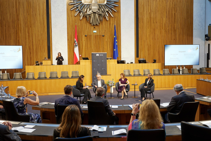 Gespräch. Von links: Moderatorin Lisa Gadenstätter, Zeitzeuge Dirk Peter Adler, Enkelin von Simon Wiesenthal & Gründerin der SWIGGI-Gedenkinitiative Racheli Kreisberg, EU-Koordinatorin für die Bekämpfung von Antisemitismus und die Förderung jüdischen Lebens Katharina von Schnurbein