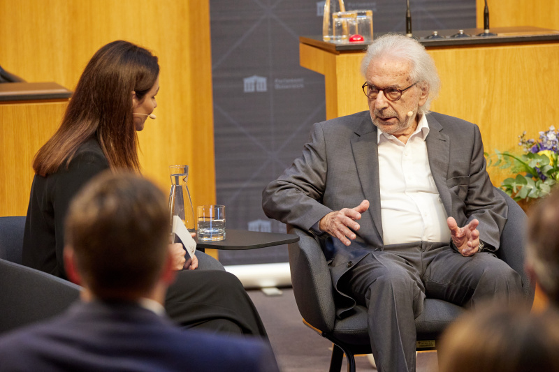 Gespräch. Von links: Moderatorin Lisa Gadenstätter, Zeitzeuge Dirk Peter Adler