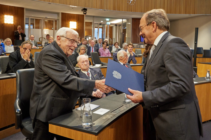Ehrung der Zeitzeuginnen und Zeitzeugen. Von rechts: Zweiter Nationalratspräsident Peter Haubner (ÖVP), Zeitzeuge Heinrich Ehlers