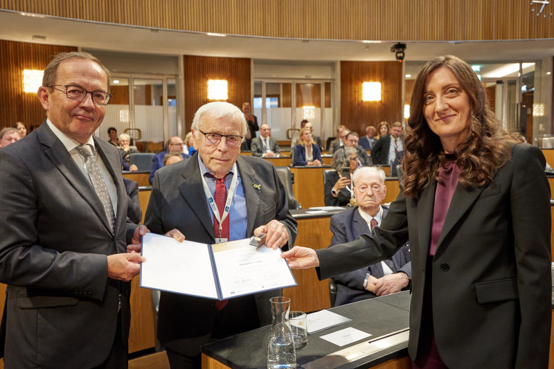 Ehrung der Zeitzeuginnen und Zeitzeugen. Von links: Zweiter Nationalratspräsident Peter Haubner (ÖVP), Zeitzeuge Heinrich Ehlers, Vorständin des Nationalfonds der Republik Österreich für Opfer des Nationalsozialismus Judith Pfeffer