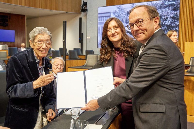 Ehrung der Zeitzeuginnen und Zeitzeugen. Von rechts: Zweiter Nationalratspräsident Peter Haubner (ÖVP), Vorständin des Nationalfonds der Republik Österreich für Opfer des Nationalsozialismus Judith Pfeffer, Zeitzeuge Felix Lee