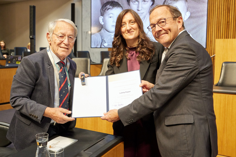 Ehrung der Zeitzeuginnen und Zeitzeugen. Von rechts: Zweiter Nationalratspräsident Peter Haubner (ÖVP), Vorständin des Nationalfonds der Republik Österreich für Opfer des Nationalsozialismus Judith Pfeffer, Zeitzeuge Ludwig Popper