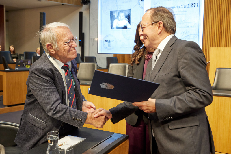 Ehrung der Zeitzeuginnen und Zeitzeugen. Von rechts: Zweiter Nationalratspräsident Peter Haubner (ÖVP), Vorständin des Nationalfonds der Republik Österreich für Opfer des Nationalsozialismus Judith Pfeffer, Zeitzeuge Ludwig Popper