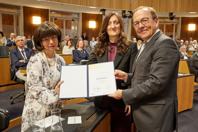 Ehrung der Zeitzeuginnen und Zeitzeugen. Von rechts: Zweiter Nationalratspräsident Peter Haubner (ÖVP), Vorständin des Nationalfonds der Republik Österreich für Opfer des Nationalsozialismus Judith Pfeffer, Stellvertreterin für den verhinderten Zeitzeugen Josef Salomonovic