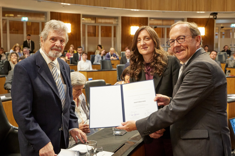 Ehrung der Zeitzeuginnen und Zeitzeugen. Von rechts: Zweiter Nationalratspräsident Peter Haubner (ÖVP), Vorständin des Nationalfonds der Republik Österreich für Opfer des Nationalsozialismus Judith Pfeffer, Zeitzeuge Adolf Silberstein