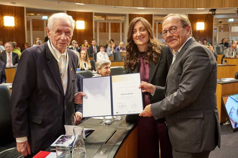 Ehrung der Zeitzeuginnen und Zeitzeugen. Von rechts: Zweiter Nationalratspräsident Peter Haubner (ÖVP), Vorständin des Nationalfonds der Republik Österreich für Opfer des Nationalsozialismus Judith Pfeffer, Zeitzeuge Stanislaw Zalewski