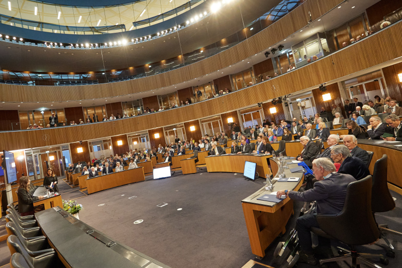 Abschlussworte Vorständin des Nationalfonds der Republik Österreich für Opfer des Nationalsozialismus Judith Pfeffer. Blick Richtung Veranstaltungsteilnehmerinnen und -teilnehmer