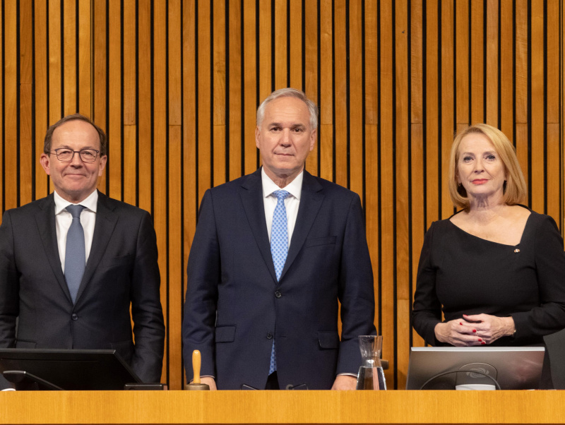 Am Präsidium: Von links: Zweiter Nationalratspräsident Peter Peter Haubner (ÖVP), Nationalratspräsident Walter Rosenkranz (FPÖ),.Dritte Nationalratspräsidentin Doris Bures (SPÖ)