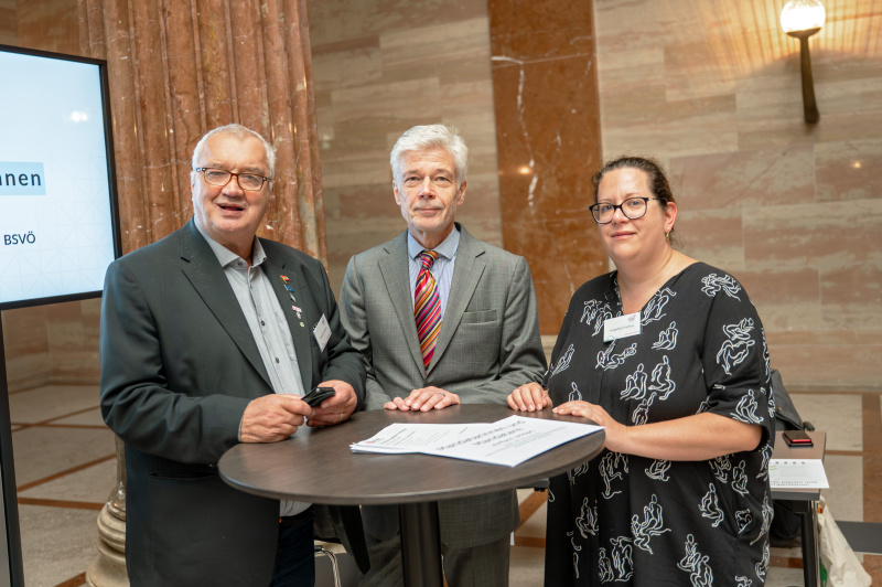 Parlamentsdirektor Harald Dossi (Mitte) mit Veranstaltungsteilnehmerin und -teilnehmer