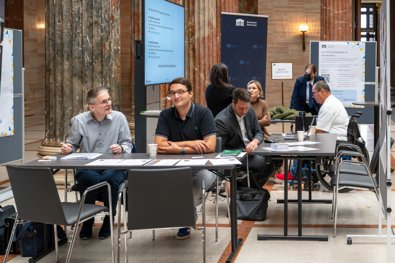 Veranstaltungsteilnehmerinnen und -teilnehmer an den Stationen