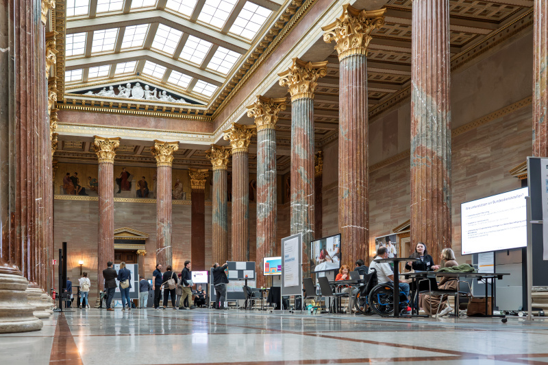 Blick Richtung Veranstaltungsteilnehmerinnen und -teilnehmer
