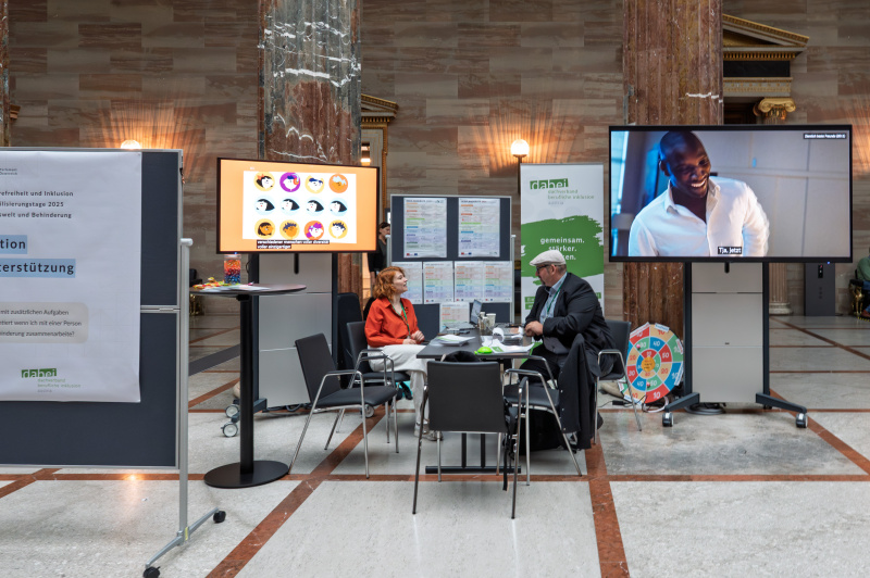 Veranstaltungsteilnehmerinnen und -teilnehmer an der Station Unterstützung